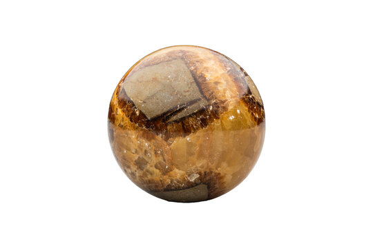 vista macro di una sfera lavorata e lucidata di un minerale con sfumature di marrone, scontornata su sfondo trasparente