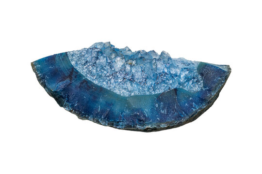 vista macro di un grande pezzo di un minerale di agata blu con cristalli scontornata su sfondo trasparente