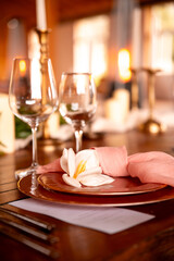 Obraz premium An elegant dining setup showcasing flowers, candles, and exquisite glassware for a delightful experience
