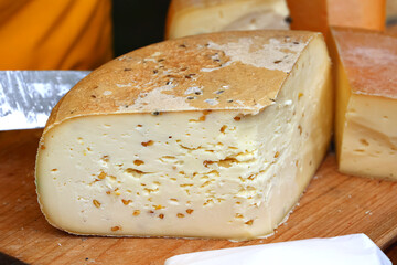 Fototapeta premium Żółty ser z domowej wytwórni, zdrowa żywność