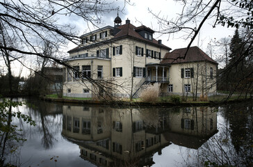 Schlo&szlig; Eulenbroich, R&uuml;ckansicht mit Wassergraben.