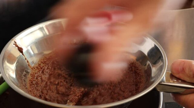Macinare a mano gli ingredienti per la torta