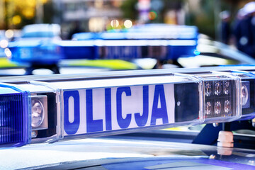 Żółto srebrny radiowóz służbowy policji © FotoDax