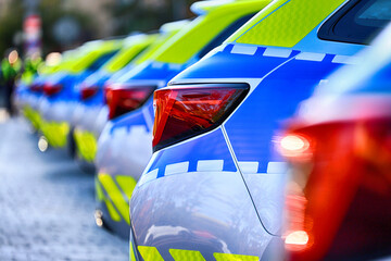 Żółto srebrny radiowóz służbowy policji © FotoDax