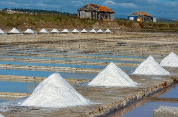 Sea salt production place with pyramidal piles of unrefined salt.
Salina com pilhas piramidais de...