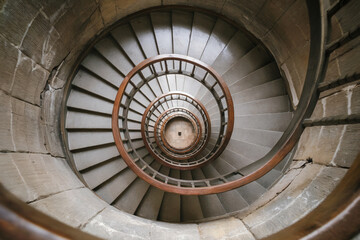 Fototapeta premium Escalera de caracol con barandilla de madera. Generado con IA