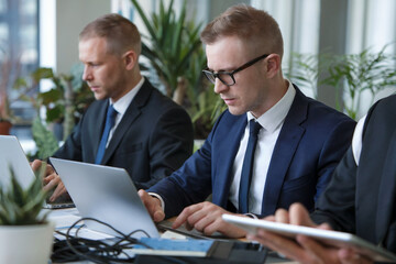 Jóvenes ejecutivos trabajando en la oficina. Generado con IA
