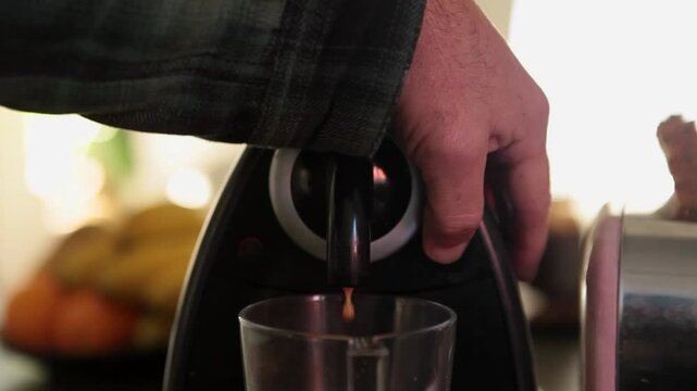 caf&eacute; ma&ntilde;anero, caf&eacute; saliendo de la maquina. 