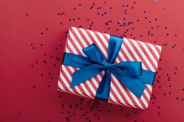 Obraz premium Gift box on color background, flat lay, space for text