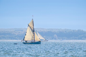 Segelboot auf der Ostsee in der Eckernf&ouml;rder Bucht, Schleswig-Holstein, Deutschland