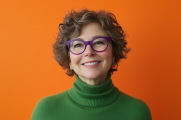 Obraz premium A woman with purple glasses is smiling at the camera