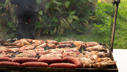 pieces of meat of various kinds are grilled on a grill where care must be taken so that they are neither overcooked nor undercooked