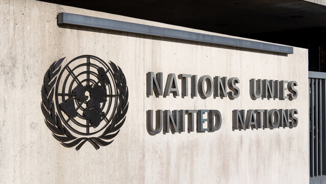 Gen&egrave;ve, Suisse - 16 novembre 2024: Enseigne et logo de Organisation des Nations Unies &agrave; l'entr&eacute;e du Palais des Nations de l'ONU &agrave; Gen&egrave;ve