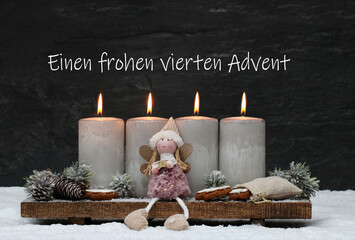 Vierter Advent: Graue Adventskerzen mit Engel und Tannenzweigen im Schnee. Einen frohen vierten...