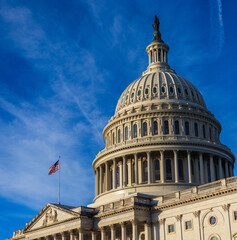 Obraz premium US Capitol Building Rotunda on a clear day with blue sky.