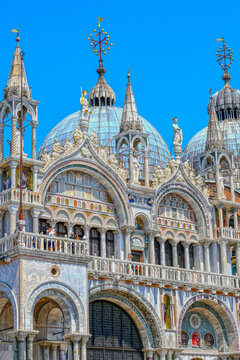 Die Aussenfassade des Markusdoms, Venedig 