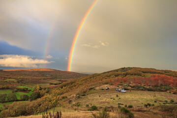 Arco-iris duplo na montanha