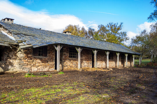 Casa de pedra com colunas e telhas de xisto abandonada na montanha