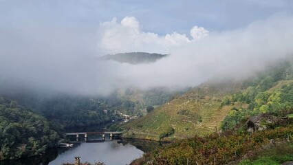 Panorámica del río Sil a su paso por la Ribeira Sacra en Chantada, Galicia