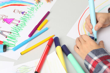 Naklejka premium Boy drawing picture at light table, closeup