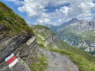 Naklejka premium Mountaineering signposts and markings on the slopes of the Melchtal alpine valley and in the Uri Alps mountain massif, Kerns - Canton of Obwalden, Switzerland (Kanton Obwald, Schweiz)
