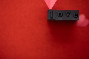 bloques de impresi&oacute;n con tipograf&iacute;a en alto relieve formando la palabra amor