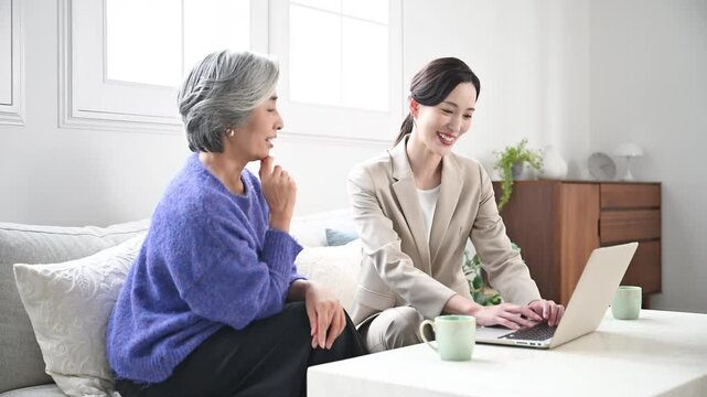 保険や不動産などを説明する営業のセールスレディ―とシニアのお客さまの動画