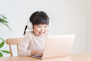 パソコンでオンラインレッスンを授業を受ける子供