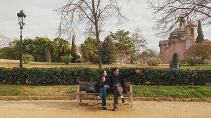 Obraz premium Two young adults enjoying conversation outdoors, with natural and relaxed expression
