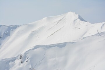 のっぺりとした雪山