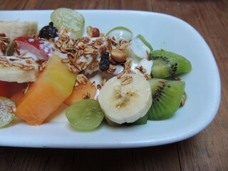 Plato de frutas con yogurt y granola