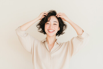 Naklejka premium 髪を触る若い女性、笑顔