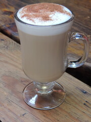 Copa de café capuchino con canela espolvoreada