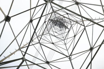 下から見上げた送電線