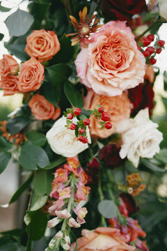 Orange, white, and red roses, snapdragons, and lush greenery. Captured during a backyard wedding in Savannah, this floral design adds a romantic and elegant touch.