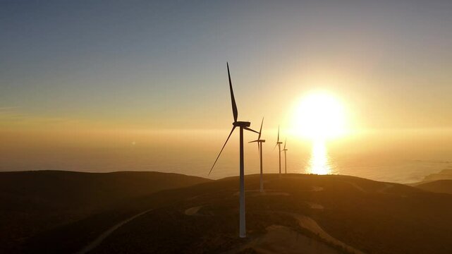 Aerogenerador produciendo energ&iacute;a renovable en una atardecer despejado. Full resoluci&oacute;n