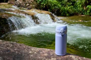 【乳岩峡】夏の渓流に川岸に置かれた水筒