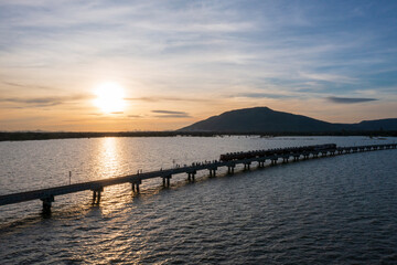 Obraz premium Floating train on Pa Sak Cholasit Dam is the unseen trip in twilght time at Lopburi : Thailand