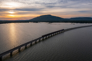 Obraz premium Floating train on Pa Sak Cholasit Dam is the unseen trip in twilght time at Lopburi : Thailand