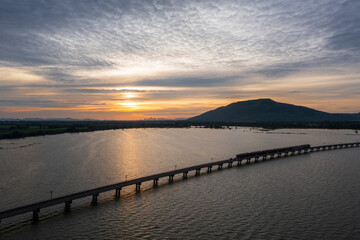 Obraz premium Floating train on Pa Sak Cholasit Dam is the unseen trip in twilght time at Lopburi : Thailand