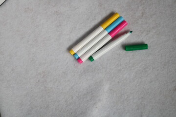 ホワイトボード用のカラフルなペン