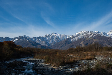 快晴の空　秋の北アルプスと松川