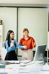 Obraz premium Portrait of success business people working together in modern office. teamwork startup concept..