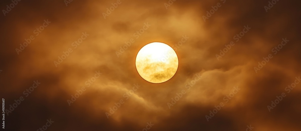 Poster golden sun shining through dramatic clouds during sunset creating a serene and captivating atmospher