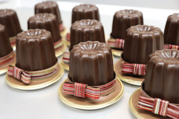 バレンタインデーのチョコレート菓子、リボンのついたクグロフ