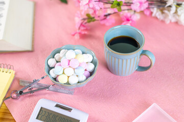 勉強道具と一緒に準備されたコーヒーと山盛りのラムネ