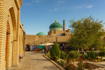 Fototapeta premium A brick building with a green dome and a white umbrella