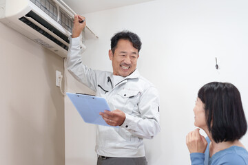 エアコン設置業者と客.