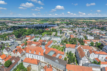 Obraz premium Die Kreisstadt Dillingen im schwäbischen Donautal an einem sonnigen Sommertag im Luftbild