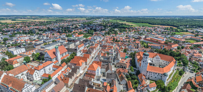 Die Kreisstadt Dillingen im schw&auml;bischen Donautal an einem sonnigen Sommertag im Luftbild